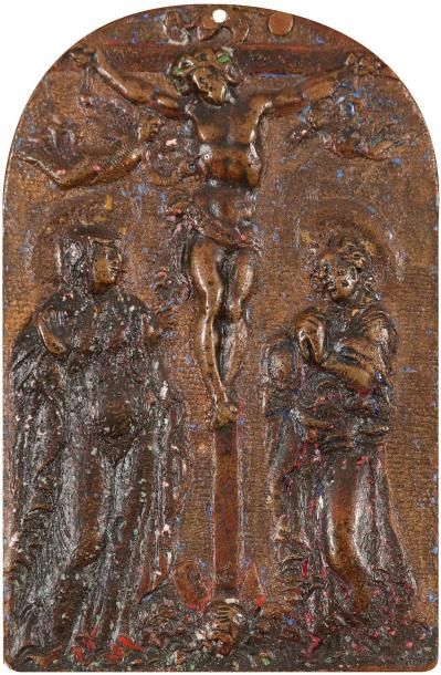 null Plaquette en bronze de forme cintrée représentant la Crucifixion entre la Vierge...