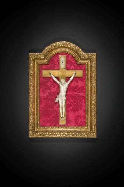 null Crucifix en ivoire sculpté, dans un cadre en bois doré à décor feuillagé.
XIXe...