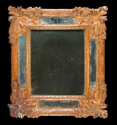 null Petit miroir en bois doré à décor de feuillages et fleurs.
Époque Louis XV (accidents)
H....