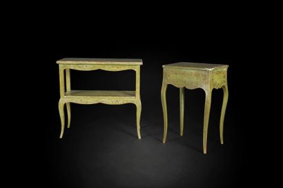 null Table en bois peint à décor de feuillages en or sur fond vert, ouvrant à un...
