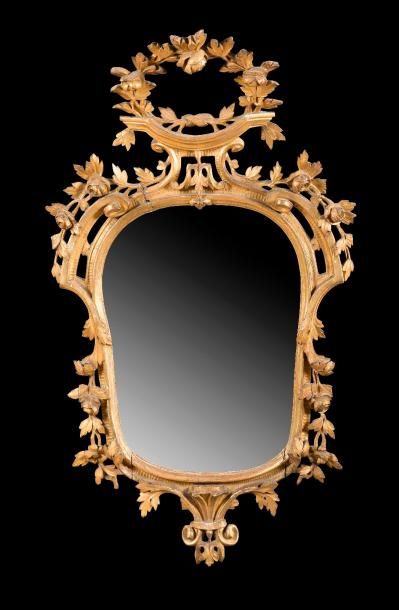 null Miroir en bois doré à décor ajouré de feuillages et volutes, la partie inférieure...