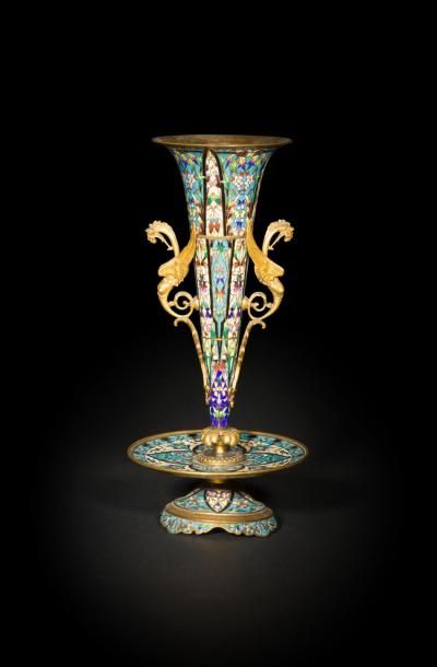 null Vase cornet en émaux polychromes et bronze doré, à décor de chimères et motifs...