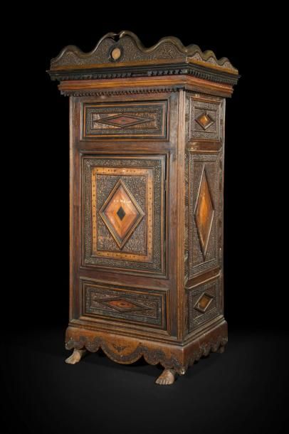 null Rare cabinet en bois sculpté et marqueterie à système ouvrant à un tiroir et...