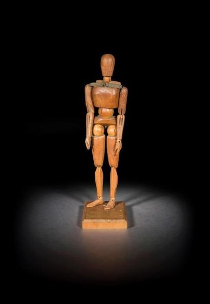 null Mannequin articulé en bois sculpté et métal.
XXe siècle
H : 38 cm