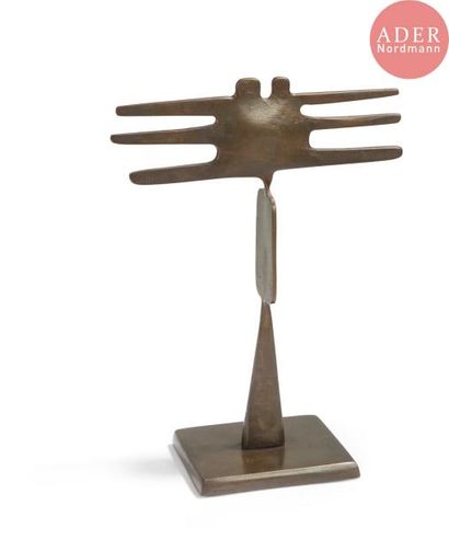 null Victor ROMAN (1937-1995)
Composition
Sculpture en bronze à patine brune.
Signée...