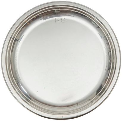 null Beau plat de présentation de forme ronde cuvette en argent, gravé des lettres...