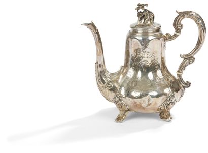 null Cafetière en argent quadripode feuillagés à côtes ciselées de motifs fleuris,...