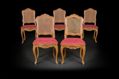 null Cinq chaises cannées en hêtre, de forme mouvementée, à cartouche polylobé.
Quatre...