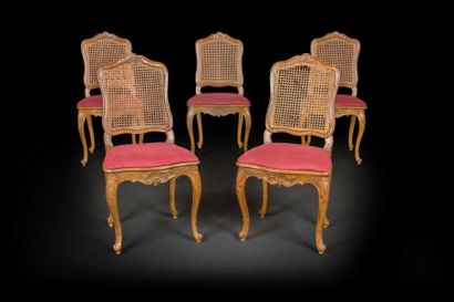 null Cinq chaises cannées en hêtre, de forme mouvementée, à cartouche polylobé.
Quatre...