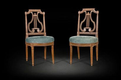 null Paire de chaises en bois teinté à dossier ajouré en lyre, richement sculpté...