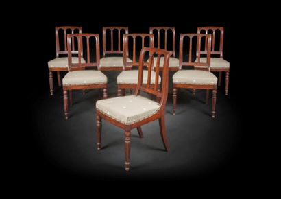 null Suite de huit chaises en acajou à dossier ajouré et renversé à décor d’arcatures,...