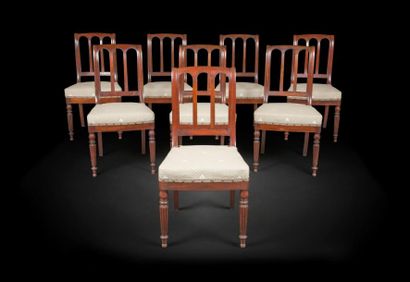 null Suite de huit chaises en acajou à dossier ajouré et renversé à décor d’arcatures,...