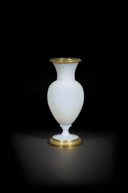 null Vase en opaline de forme balustre à monture de bronze guilloché et doré.
Milieu...