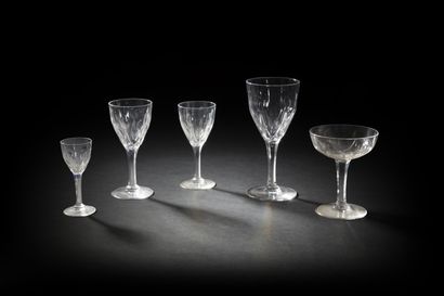 null Partie de service en cristal comprenant neuf carafes, trente-six grands verres...