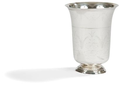 null Grande timbale tulipe en argent, le piédouche à bordure de feuilles et de points,...