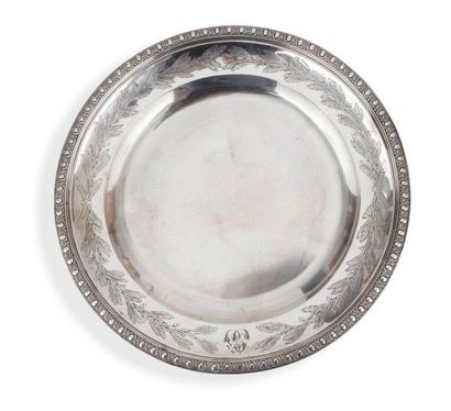 null Belle assiette de présentation en argent de forme ronde à bordure de godrons...