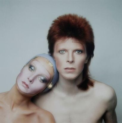 null DAVID BOWIE
David Bowie & Twiggy. Photographie attribuée à Justin de Villeneuve....