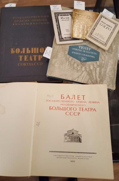 null Ensemble sur le théâtre et l’opéra soviétiques, composé de trois livres, un...