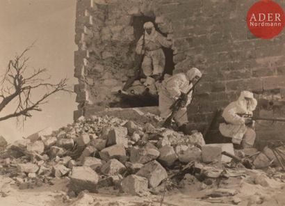 null Georgui Anatolevitch ZELMA (1906-1984)
Trois snipers en tenue blanche camouflée...