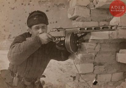 null Georgui Anatolevitch ZELMA (1906-1984)
Soldat soviétique armé d’un pistolet...