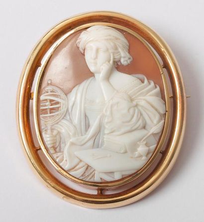 null Broche en or 18K (750) ornée d'un camée coquille ciselée d'une astronome. Poids...