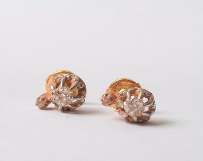 null Paire de puces d'oreilles en or 18K (750), chacune ornée d'un diamant de taille...