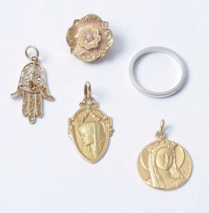 null BECKER. Médaille mariale en or 18K (750). On joint 3 bijoux en or 18K (750):...