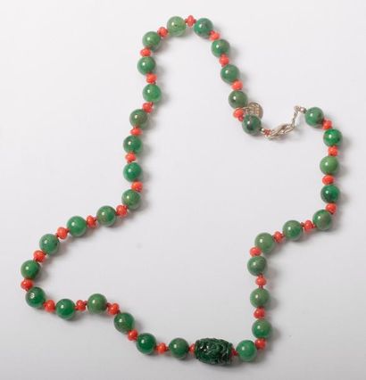 null Collier de billes de jade scandées de viroles en corail, agrémenté d'une perle...