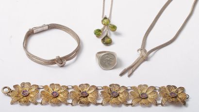 null Lot de bijoux en argent comprenant: un collier et un bracelet rubans, un collier...