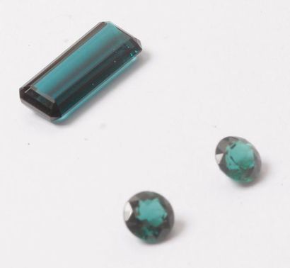 null Lot de 3 tourmalines, 2 rondes et une rectangulaire.