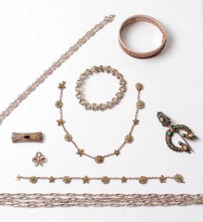 null Lot de bijoux en argent comprenant: 2 sautoirs, 2 fibules, une broche, un collier...