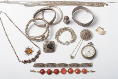 null Lot de bijoux en argent comprenant: des bracelets, des colliers, des broches,...
