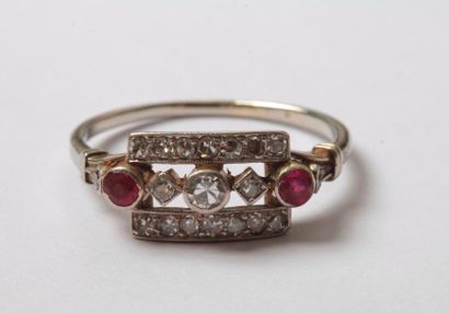 null Bague en or gris 18K (750), ornée de diamants de taille ancienne dans une composition...