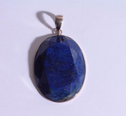 null Pendentif en argent orné d'une plaque de lapis-lazuli de forme ovale, facetté....