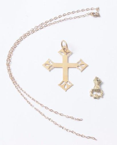 null Lot de bijoux et bris d'or 18K (750) comprenant une croix-pendentif de Savoie,...