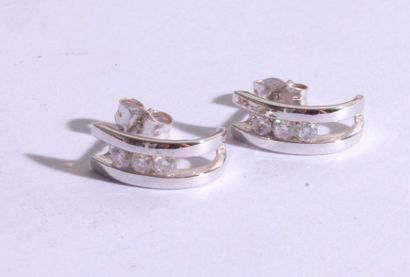null Paire de boucles d'oreilles en or gris 18K (750), chacune ornée de trois diamants....