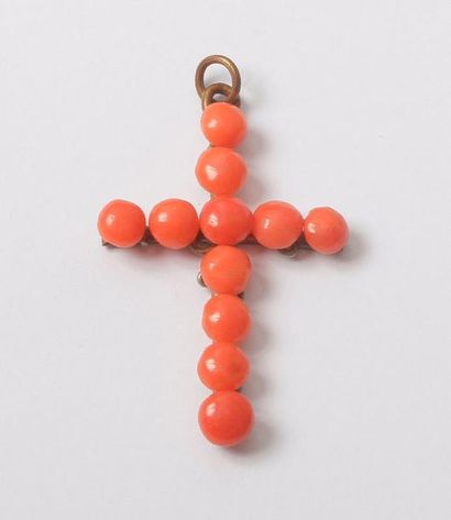 null Croix-pendentif en métal orné de pastilles de corail. Hauteur: 3,5 cm envir...