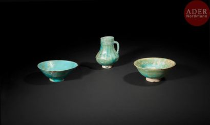 null Pichet et deux coupelles turquoises, Iran, XIe -XIIe 
En céramique siliceuse...