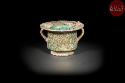 null Coupe à deux anses à glaçure turquoise, Iran seldjoukide XIIe-XIIIe siècle
Céramique...