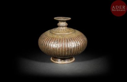 null Vase, lota, Inde moghole, XVIIIe siècle
En bronze, à panse lenticulaire, à décor...