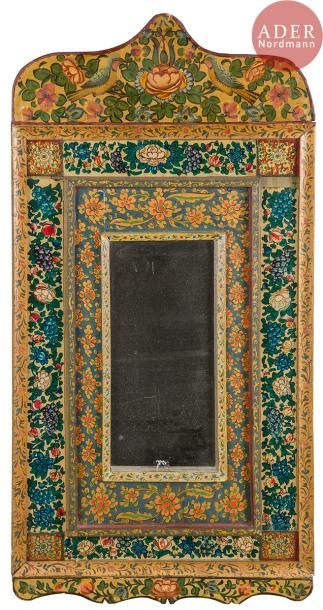 null Miroir en bois à décor peint en polychromie laquée, Iran, déb. XXe siècle
Rectangulaire...