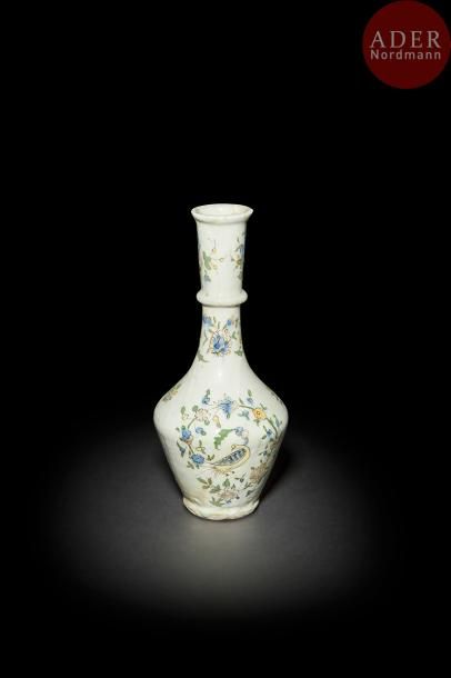 null Vase en céramique polychrome, Iran pahlavi, milieu XXe siècle
Panse piriforme,...