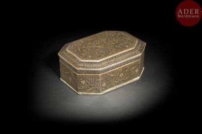 null Boîte octogonale, Inde du nord, XIXe siècle
En métal argenté, décorée de motifs...
