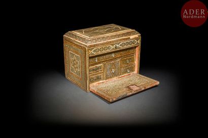 null Cabinet au décor marqueté, Iran, XIXe siècle
En bois ouvrant sur le devant sur...