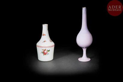 null Aspersoir et vase opaline, Iran, XXe siècle
L’aspersoir à panse globulaire sur...
