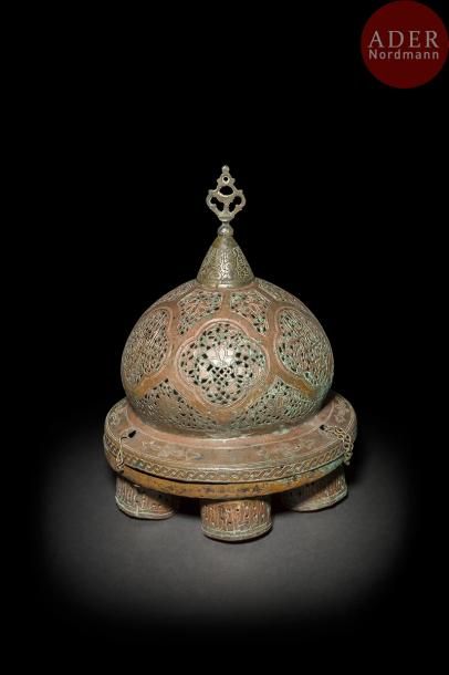 null Lampe de mosquée, Syrie, Damas, vers 1880-1890
Dôme en laiton ciselé et ajouré...