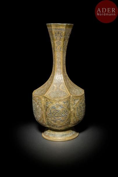 null Grand vase en laiton, Proche-Orient, Syrie, fin XIXe siècle
Panse côtelée à...