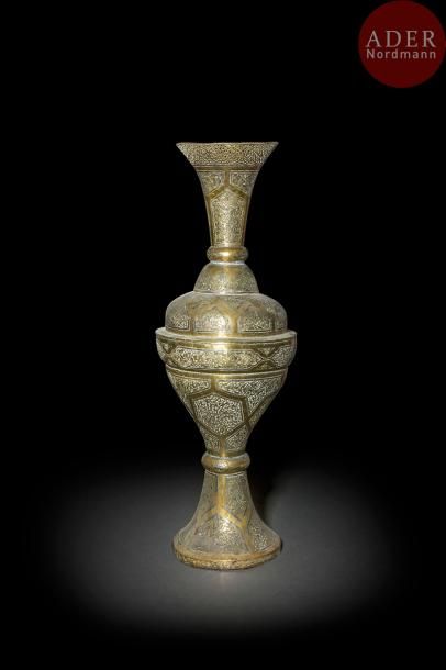 null Grand vase en laiton ajouré et incrusté d’argent, Proche-Orient, XIXe siècle
Grand...