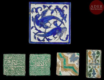 null Cinq carreaux de revêtements, Espagne, Maroc et Iran, XVIIe – XIXe et XXe siècle
-...