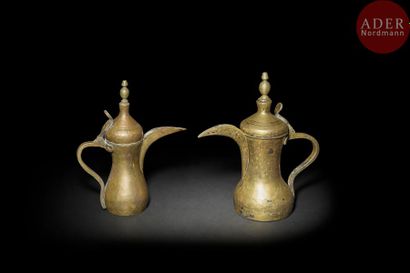 null Deux cafetières en laiton, Arabie, fin XIXe siècle
Chacune à panse piriforme...